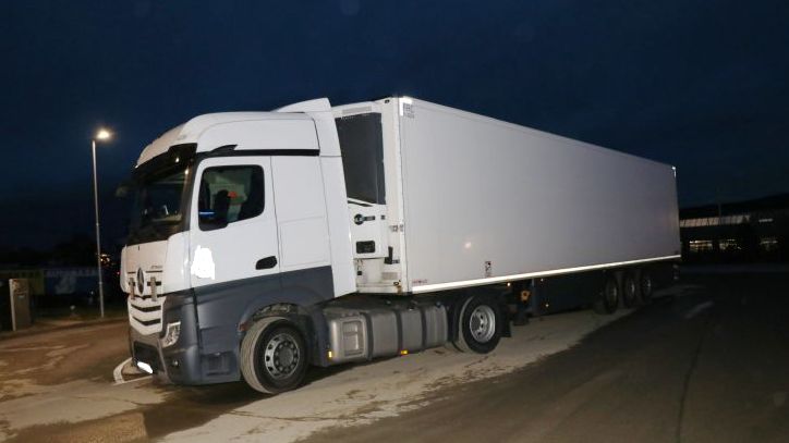 Po D5 za tmy kličkoval neosvětlený kamion, běloruský šofér nadýchal 2,5 promile